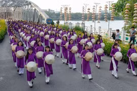 'Tri thức may, mặc áo dài Huế': Từ vinh danh Di sản văn hóa phi vật thể đến cơ hội vàng cho áo dài Huế