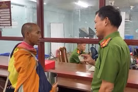 Sư Thích Minh Tuệ nhận căn cước công dân tại Công an tỉnh Gia Lai