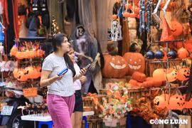 Phố Hàng Mã 'thay áo mới' đón mùa lễ hội hoá trang Halloween
