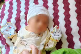 Quảng Bình: ​​Bé trai 10 ngày tuổi bị bỏ rơi kèm thư gửi gắm của mẹ