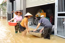 Lũ sông Bùi rút chậm, nhiều hộ dân chưa thể về nhà