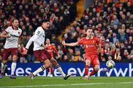 Liverpool ngược dòng đánh bại West Ham tại Cúp Liên đoàn Anh