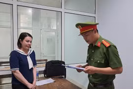 Bắt đối tượng lợi dụng quan hệ đồng hương, đồng nghiệp của chồng để lừa đảo
