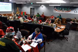Từ cuộc gọi nhầm đến truyền thống theo dõi Ông già Noel