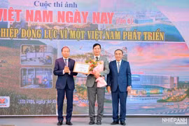 Tạp chí Diễn đàn Doanh nghiệp trao giải cuộc thi ảnh “Việt Nam ngày nay” lần thứ sáu