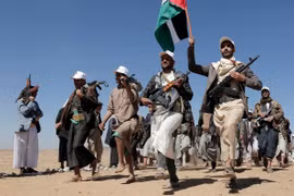 Houthi phóng tên lửa vào tàu chở dầu ở Vịnh Aden, Mỹ bắn chặn và tấn công đáp trả