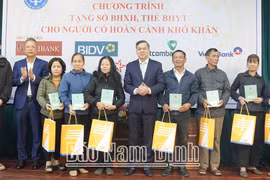 Trao tặng gần 500 sổ BHXH, thẻ BHYT cho người có hoàn cảnh khó khăn tại Nam Định