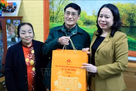 Phó Chủ tịch nước trao quà cho gia đình chính sách, công nhân khó khăn tại Thái Bình