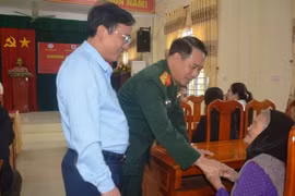 Báo Quân đội nhân dân trao quà Tết cho các gia đình khó khăn huyện Hương Khê