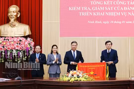 Ủy ban Kiểm tra Tỉnh ủy Ninh Bình nhận Cờ thi đua của Chính phủ