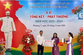 Báo Nhân Dân trao 600 phụ san tranh panorama cho Sở Giáo dục và Đào tạo tỉnh Tiền Giang
