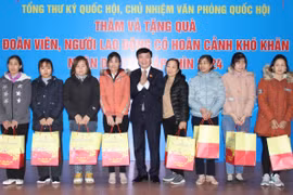 Tổng Thư ký, Chủ nhiệm Văn phòng Quốc hội Bùi Văn Cường tặng quà Tết công nhân Hải Dương