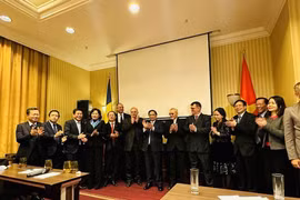 Chủ tịch Hội hữu nghị Việt Nam - Rumani Hồ Quang Lợi tham gia đoàn công tác của Thủ tướng thăm chính thức Rumani
