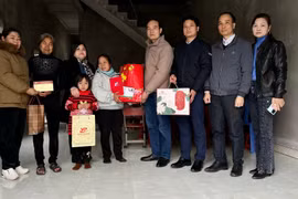 Hội Nhà báo tỉnh Vĩnh Phúc trao quà Tết cho các gia đình có hoàn cảnh khó khăn