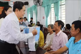 Phó Chủ tịch Thường trực Quốc hội Trần Thanh Mẫn thăm, tặng quà Tết cho công nhân tại Hậu Giang