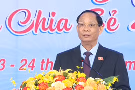 Phó Chủ tịch Quốc hội Trần Quang Phương dự chương trình “Tết sum vầy-Xuân chia sẻ”, trao quà cho công nhân tại Quảng Ngãi
