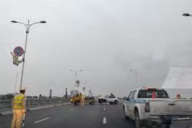 Hà Nội: Va chạm trên cầu Vĩnh Tuy, 2 ô tô bẹp dúm