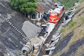 Khắc phục sạt lở hầm đường sắt ở Phú Yên gặp nhiều khó khăn
