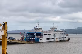 Hải Phòng: Vào bến đón khách, phà ra đảo Cát Bà bất ngờ gặp sự cố nước tràn vào khoang