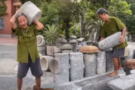 “Dị nhân tí hon” dành cả đời sưu tầm hàng nghìn cối đá