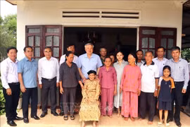 Chánh án Tòa án nhân dân tối cao Nguyễn Hòa Bình thăm, tặng quà gia đình chính sách tại Quảng Nam