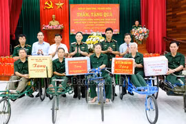 Quân uỷ Trung ương thăm, tặng quà Trung tâm điều dưỡng Thương binh Thuận Thành