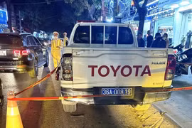 Xe máy kẹp 3 tông vào đuôi xe Cảnh sát giao thông ở Thanh Hoá