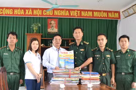 Hội Nhà báo tỉnh Tây Ninh trao tặng báo xuân đến cán bộ, chiến sĩ đồn Biên Phòng Kà Tum
