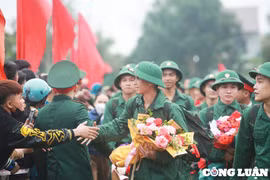 Nghệ An: Hàng nghìn người dân "xúc động" tiễn các tân binh lên đường nhập ngũ
