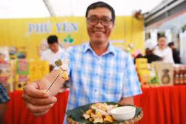 Người dân thưởng thức miễn phí gà ủ muối, trà, cà phê tại các gian hàng sản phẩm OCOP