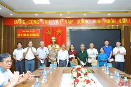 Tạp chí Cộng sản dâng hương địa chỉ đỏ, tặng quà gia đình chính sách ở Hà Tĩnh