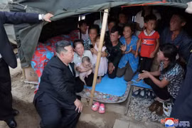 Ông Kim Jong Un thăm lại vùng ngập lụt, từ chối nhận viện trợ nước ngoài