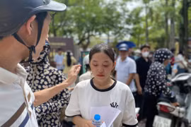 Kỳ thi vào lớp 10 THPT công lập tại Thanh Hoá: Nhiều thí sinh bật khóc với đề thi môn Toán