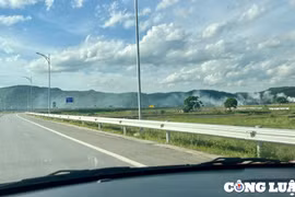 Tiềm ẩn nguy cơ tai nạn giao thông khi người dân đốt rơm rạ gần đường cao tốc