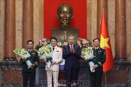 Bộ trưởng Bộ Công an Lương Tam Quang và Tổng Tham mưu trưởng QĐNDVN Nguyễn Tân Cương được thăng quân hàm Đại tướng