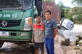 Tặng bằng khen cho 2 “người hùng” dũng cảm cứu tài xế chìm trong nước lũ