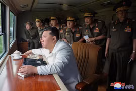 Ông Kim Jong Un giám sát vụ thử hệ thống phóng tên lửa mới nâng cấp của Triều Tiên