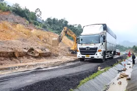 Khắc phục hư hỏng gây mất an toàn giao thông trên tuyến đường La Sơn - Túy Loan
