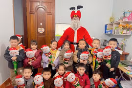 Ông già Noel “chạy show” phát quà, kiếm tiền triệu mỗi ngày