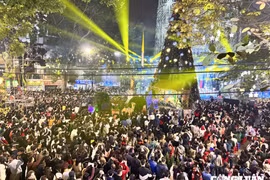 Hà Nội: "Biển người" đổ về Nhà thờ Lớn đêm Noel