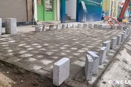 Chủ tịch Hà Nội yêu cầu tăng cường kiểm tra, giám sát chất lượng thi công lát đá vỉa hè
