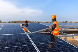 Đề xuất cho doanh nghiệp bán điện tái tạo trực tiếp đến khách hàng thông qua lưới điện riêng