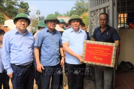 Ủy viên Bộ Chính trị Nguyễn Xuân Thắng thăm hỏi, động viên người dân vùng lũ Yên Bái