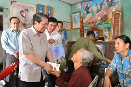 Phó Chủ tịch Quốc hội Nguyễn Đức Hải thăm hỏi, động viên người dân bị thiệt hại do bão số 3 tại Hải Dương