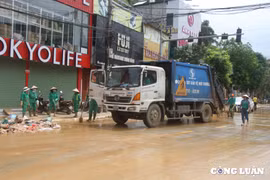 Thành phố Yên Bái ngập bùn đất, rác thải sau trận lũ kinh hoàng