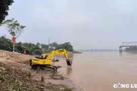 Mực nước sông Hồng đang rút, chuẩn bị lắp đặt cầu phao thay thế cầu Phong Châu