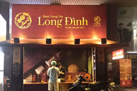 Thị trường bánh Trung thu: Nơi xếp hàng chờ mua, nơi “dài cổ" ngóng khách