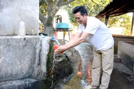Vùng miền nào đang có tỷ lệ hộ gia đình nông thôn sử dụng nước sạch đạt quy chuẩn thấp nhất