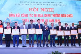Quan tâm khen thưởng tập thể, cá nhân ở vùng sâu, vùng biên giới