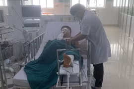 Kon Tum: Thiếu niên 15 tuổi phóng xe máy “thông chốt”, đâm CSGT trọng thương